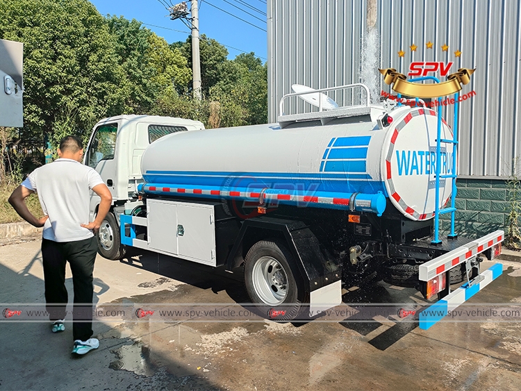 ISUZU Water Tanker is Filling With Water